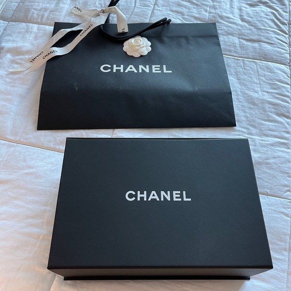 NEW Chanel Messenger Bag Quilted Red Leather Authentic Crossbody Shoulder Purse - Picture 13 of 15